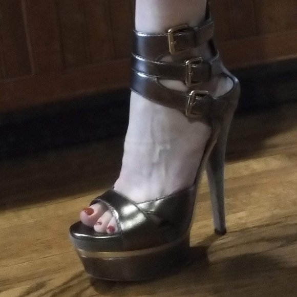 Gucci Lifford Metal Sasso pewter sandal - Picture 1 of 15